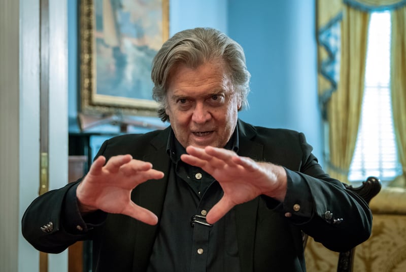 Bannon evita la prigione pagando 5 milioni. Arrestato sullo yacht di un dissidente cinese