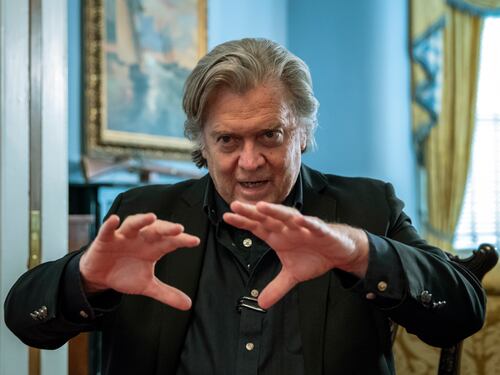 Bannon evita la prigione pagando 5 milioni. Arrestato sullo yacht di un dissidente cinese