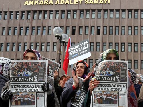 Giornalisti in arresto. Erdogan replica all'Ue: "Si faccia gli affari suoi"