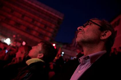La Fontana di Trevi si tinge di rosso per i martiri cristiani 9