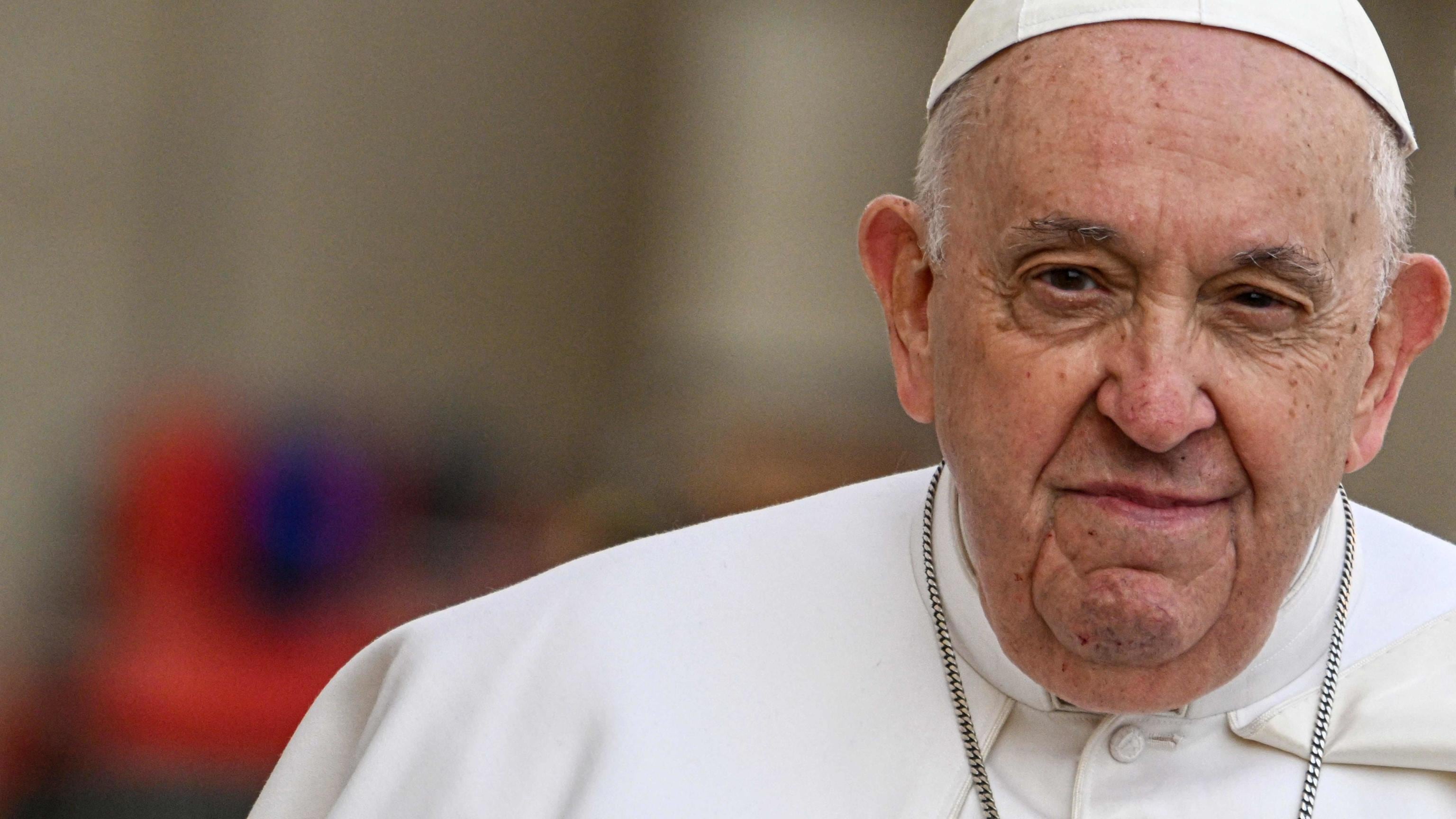 "Due trasfusioni e lieve insufficienza renale": le condizioni del Papa restano critiche