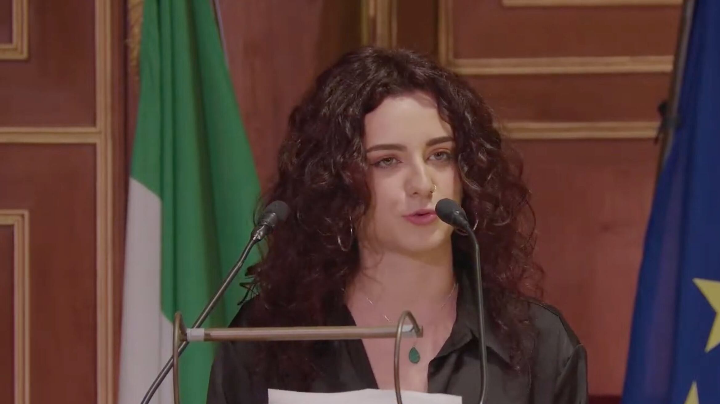 La nuova star della sinistra torna a bacchettare l'Italia: “Non abbiamo fatto i conti con il fascismo”