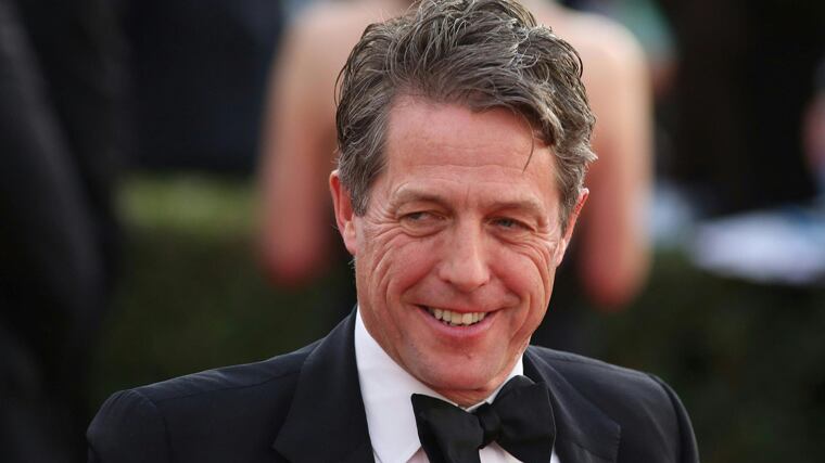 Hugh Grant attacca i populisti sui social: pubblica la foto del suo arresto