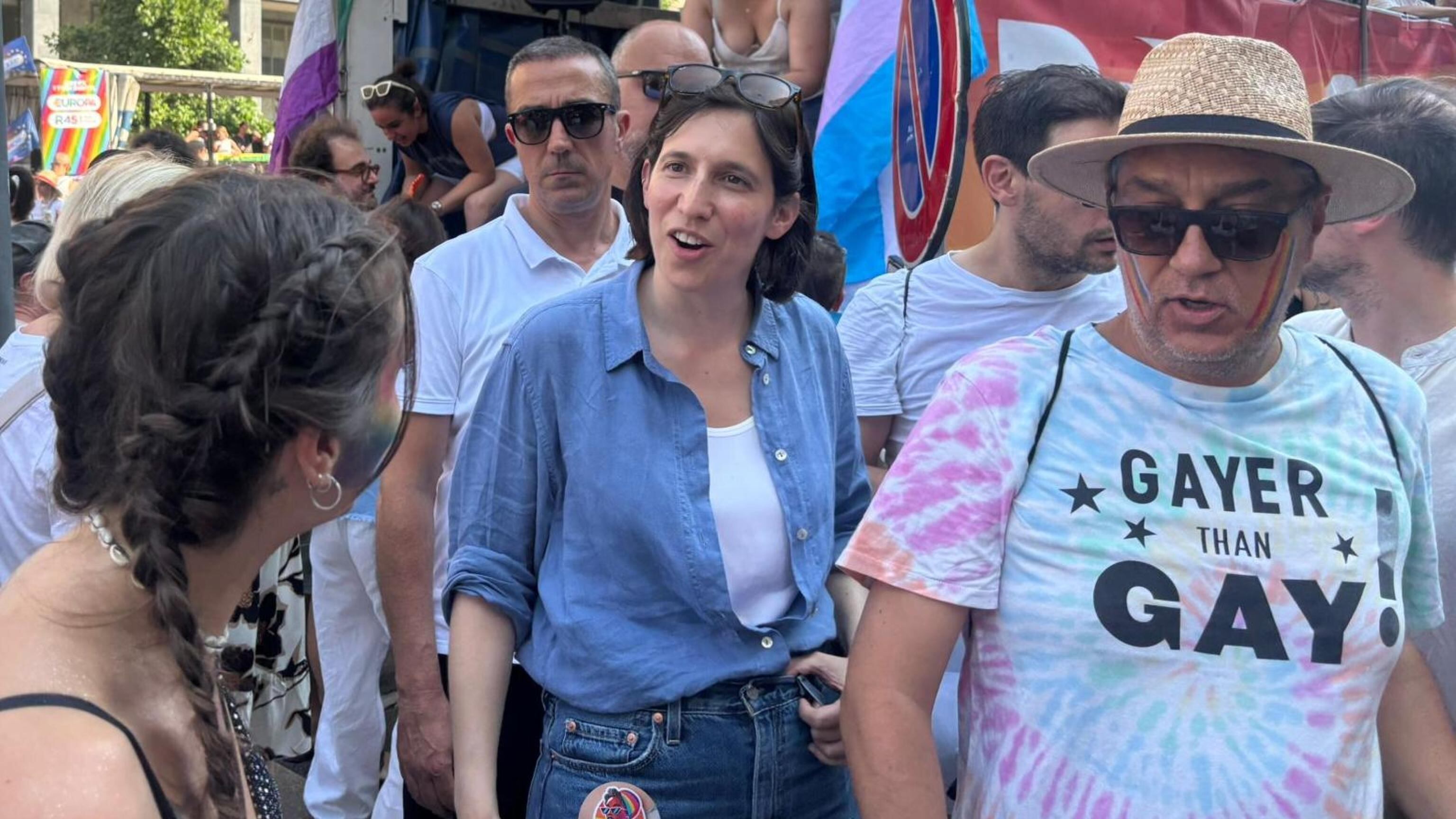 Schlein sfida il caldo e si ricorda dei gay in vista delle elezioni. L'attacco al governo