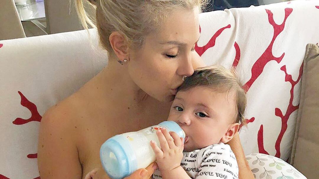 Paola Caruso nuda nella vasca con il figlio, ma piovono critiche: "Un po' di contegno"