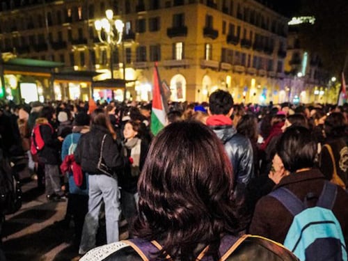 Femministe e pro Pal in piazza: occupazioni e vandalismi
