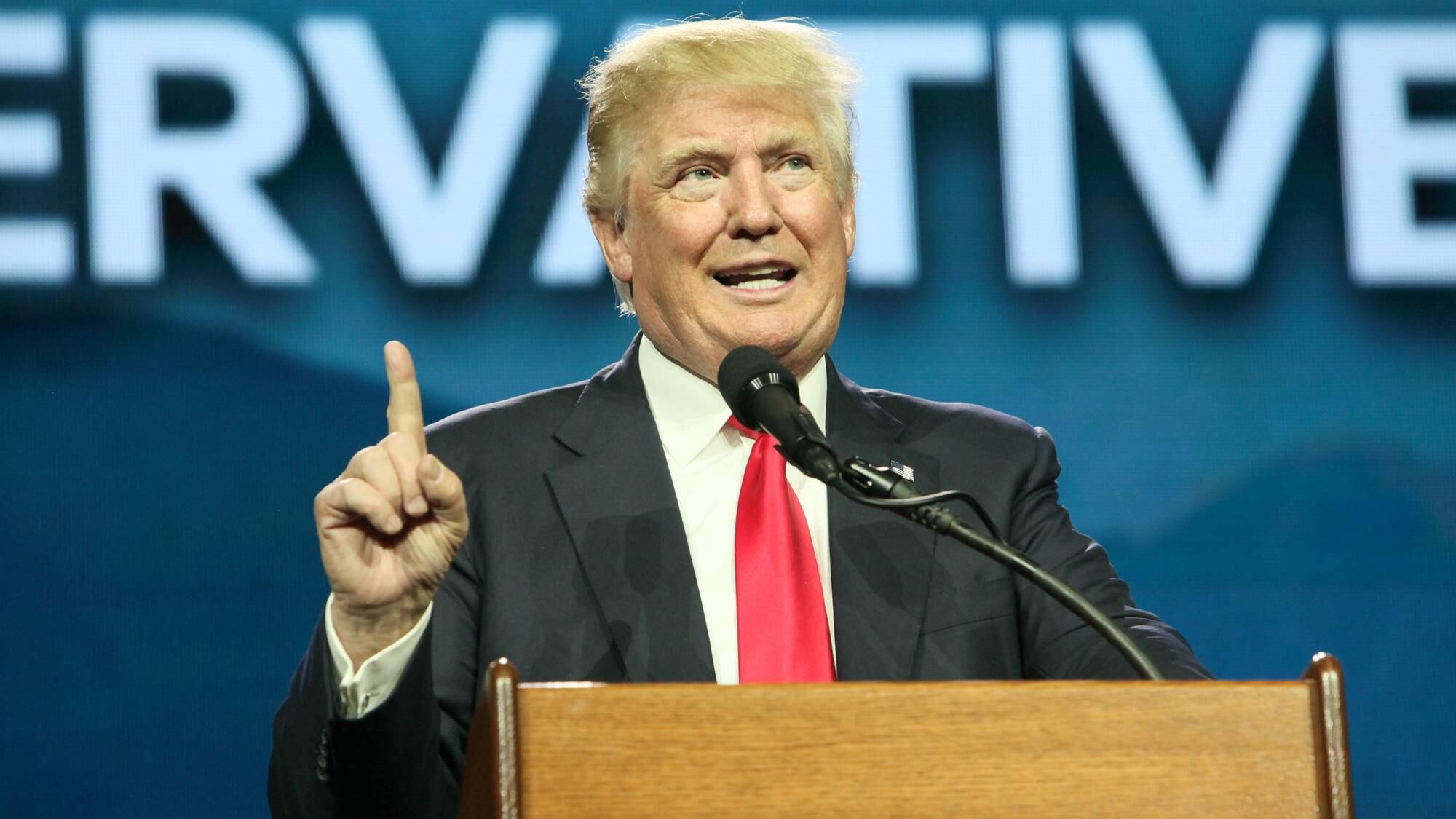 Scandalo email, Trump: "Hillary ha corrotto il ministro della Giustizia"