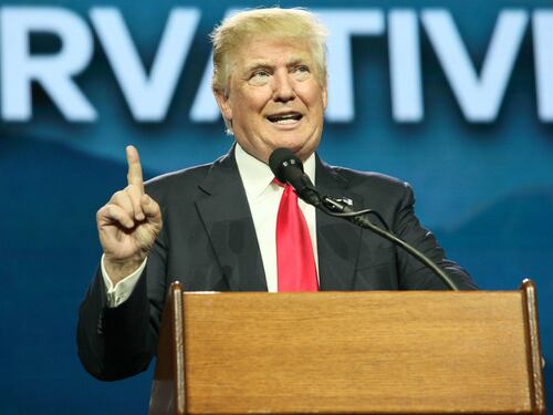 Scandalo email, Trump: "Hillary ha corrotto il ministro della Giustizia"