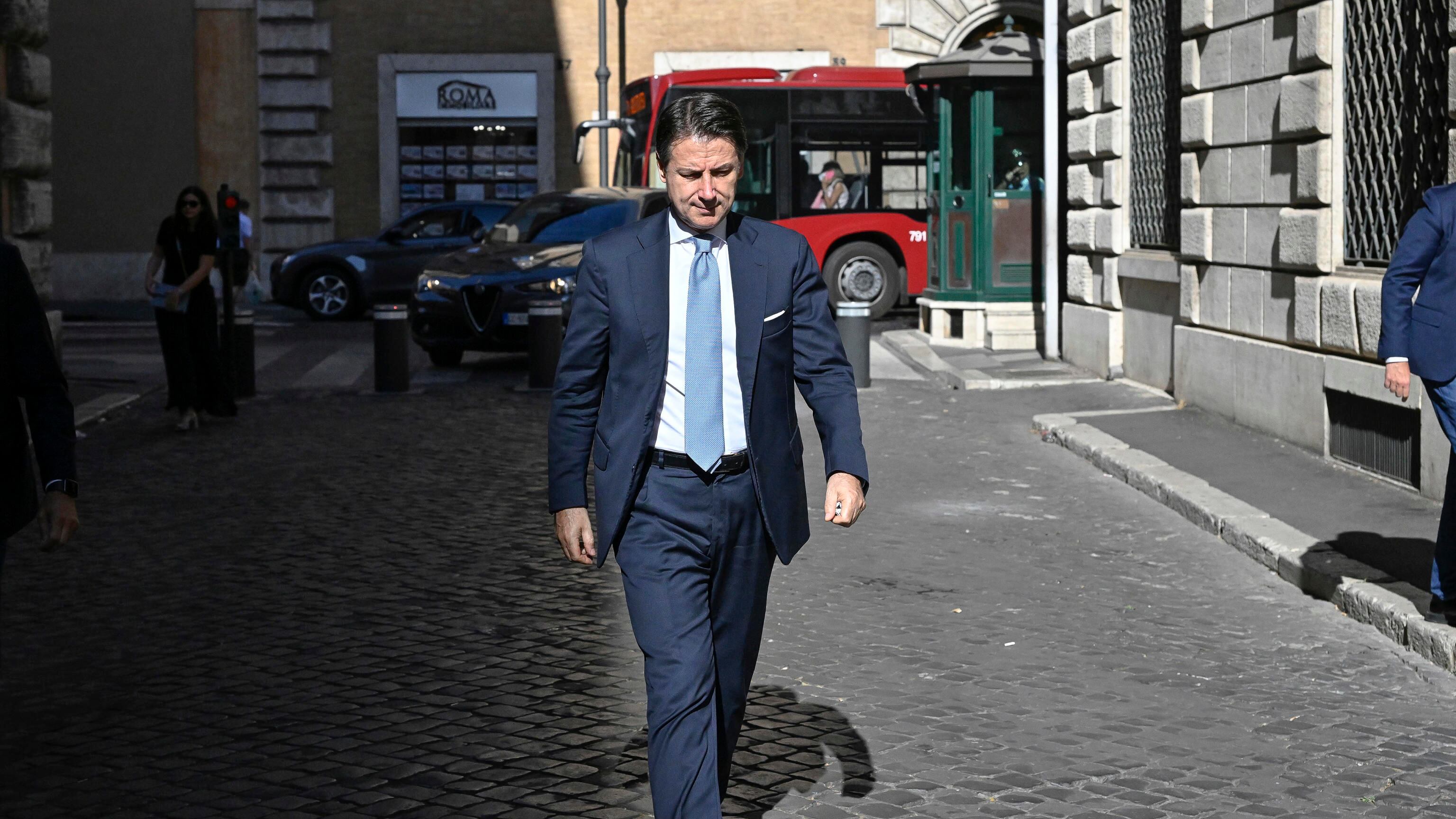 "Nessun contatto...". Conte chiuso in ufficio: con lui solo i fedelissimi