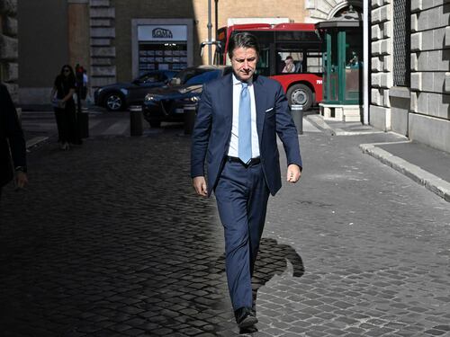 "Nessun contatto...". Conte chiuso in ufficio: con lui solo i fedelissimi