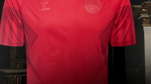"Per tutti i lavoratori morti...", la maglia della Danimarca in Qatar senza sponsor per protesta