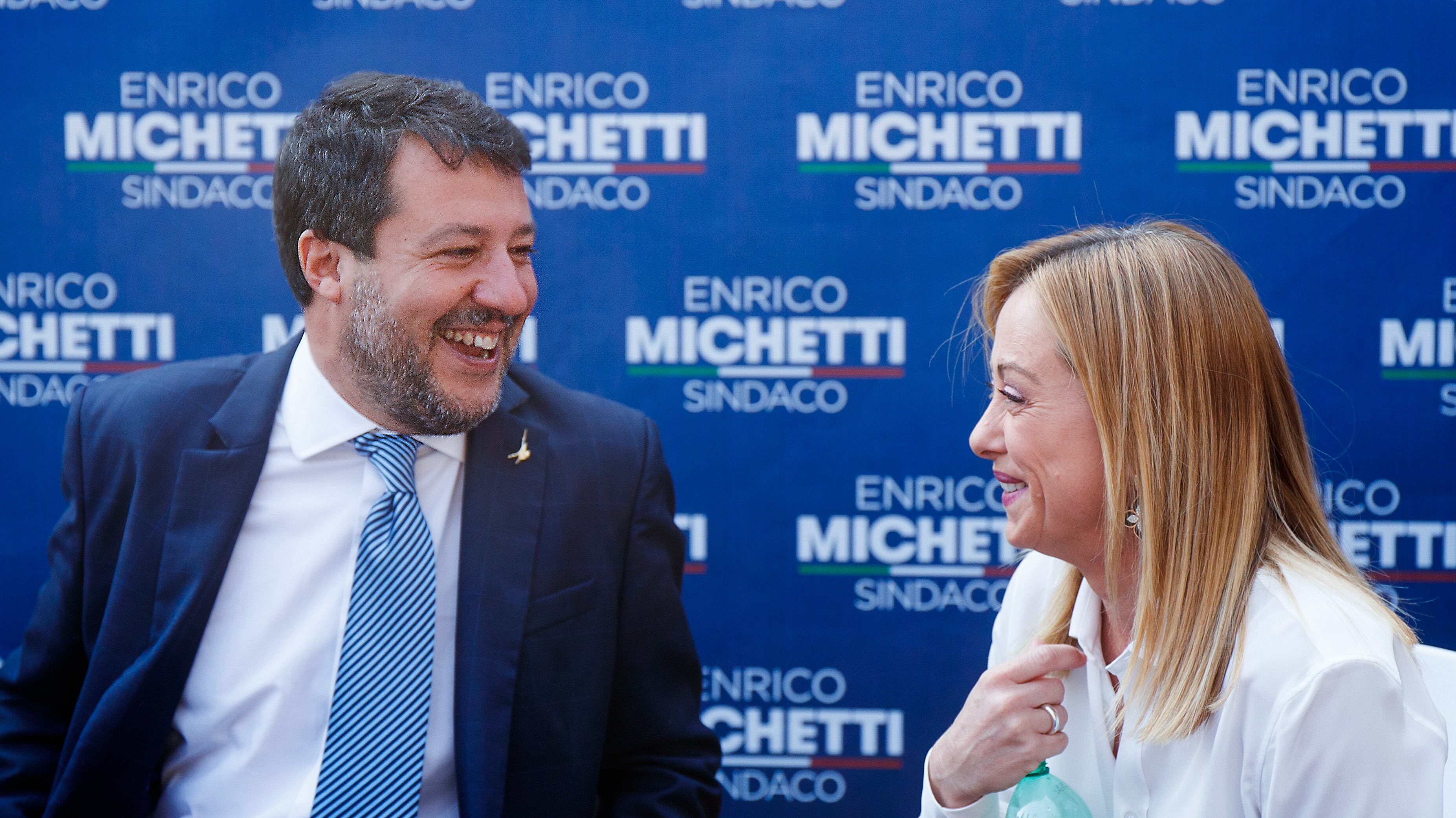 Meloni chiama il Cav e Matteo. "Alleanza bizzarra. Però siamo uniti"