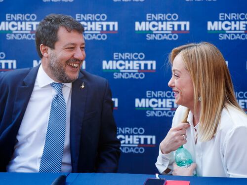Meloni chiama il Cav e Matteo. "Alleanza bizzarra. Però siamo uniti"