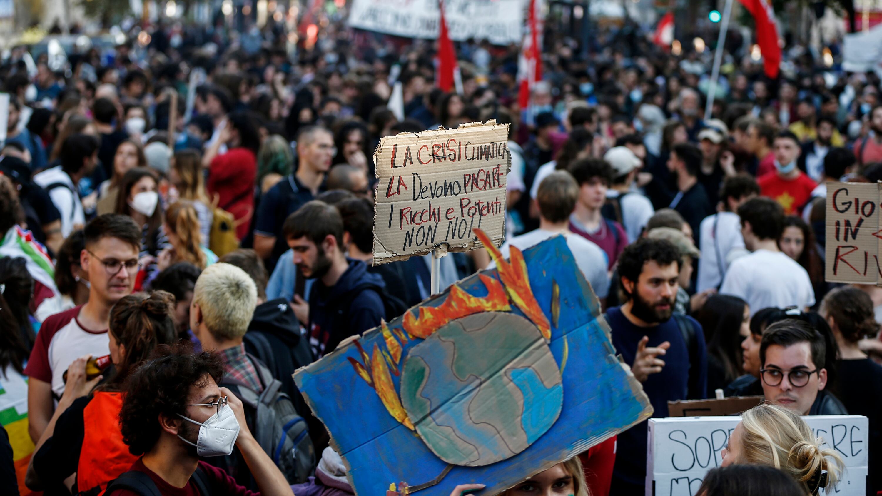 Ambientalisti incatenati ai Mercati di Traiano. "La crisi sottovalutata, i governi hanno fallito"
