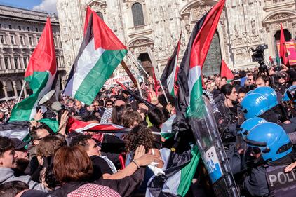 Il 25 aprile di Milano senza il Tricolore: "l'invasione" del vessillo palestinese per la Liberazione 7