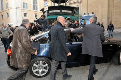 Lancio di uova all'arrivo di Berlusconi 3
