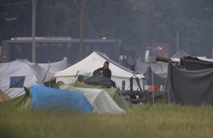 Gli immigrati lasciano il campo profughi di Idomeni 8
