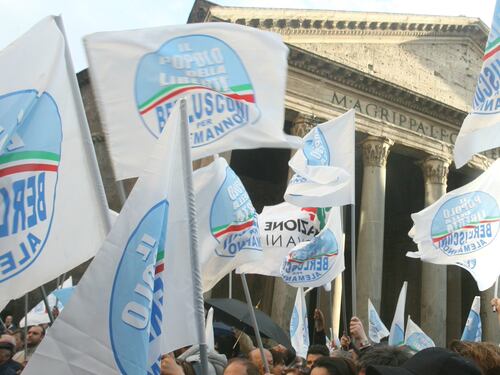 Sondaggio, il centrodestra è in testa
