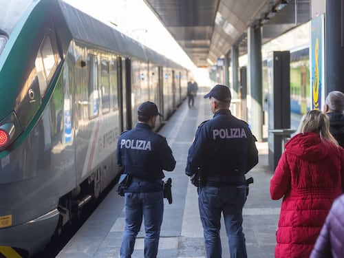 Brutale aggressione a macchinista e capotreno: soppresso il treno per Milano