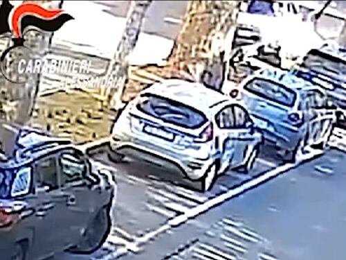 Tenta di investire una donna, poi la pesta in strada. Choc a Novi Ligure