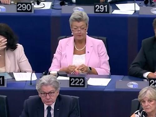 Lavoro a maglia durante l'intervento di Von der Leyen: il gesto della commissaria Ue