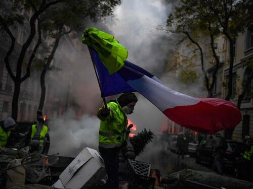Gilet gialli, divampa la protesta: camion fermi e carenza di benzina