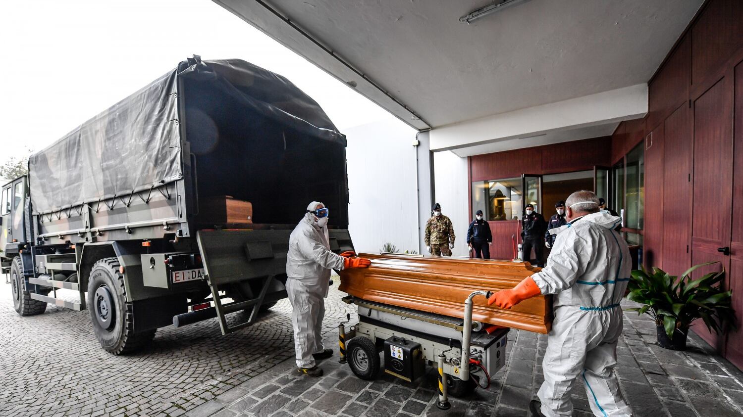 Coronavirus, la denuncia del centro anziani di Bergamo: "Volevamo chiudere ma ci è stato impedito"