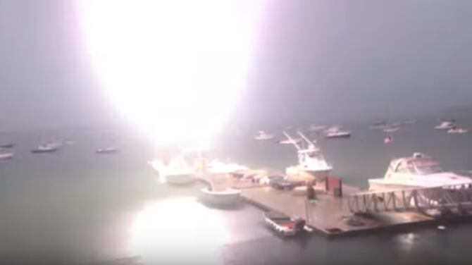 Incidente choc nel porto: barca a vela colpita da un fulmine. Il video choc