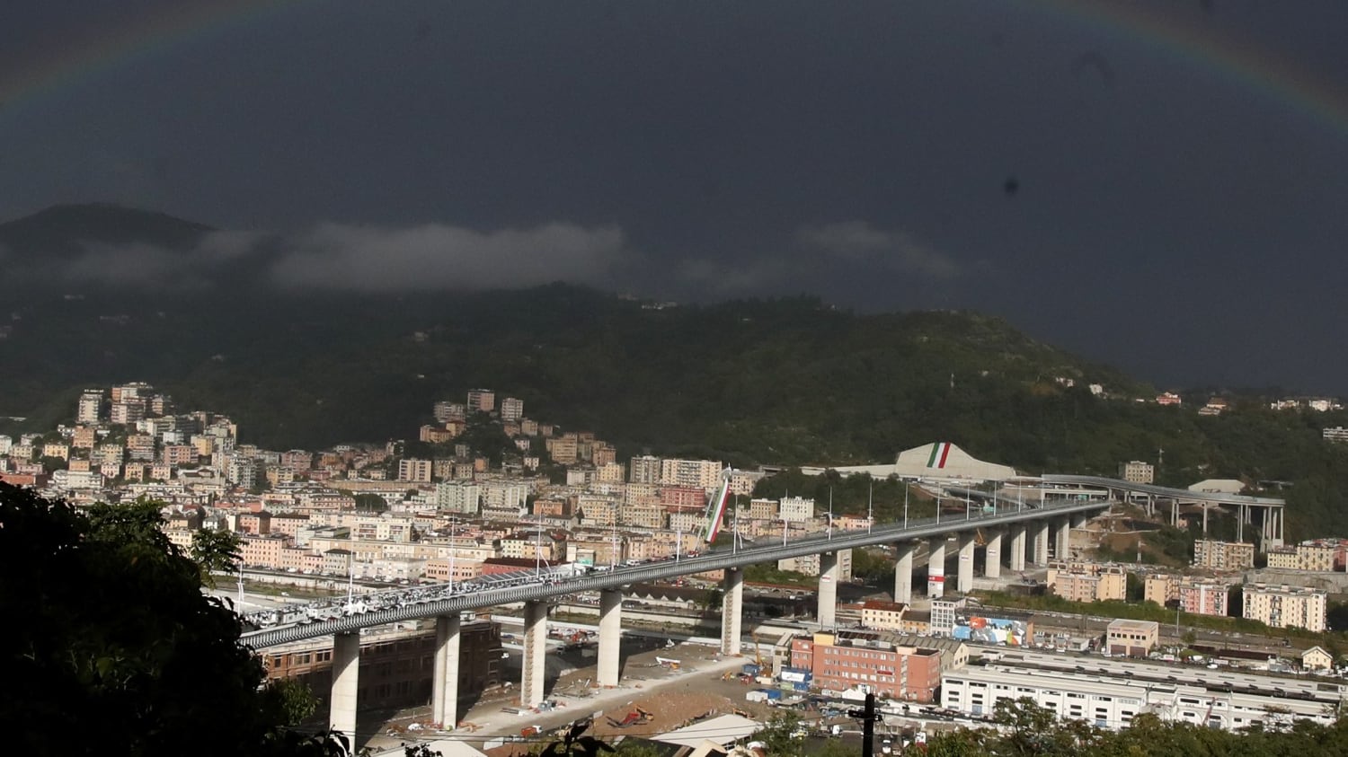 L'arcobaleno abbraccia Genova. È la rivincita di una città operaia