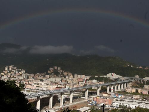 L'arcobaleno abbraccia Genova. È la rivincita di una città operaia