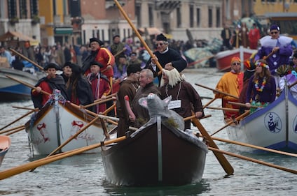 Al via il Carnevale di Venezia: 100 barche sul Canal Grande 8