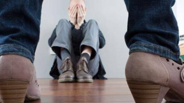 Non vuole riprendere la relazione, l'ex-fidanzata lo picchia e lo deruba