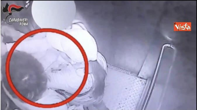 Borseggiatrici rom scatenate incastrate dalle telecamere di sicurezza