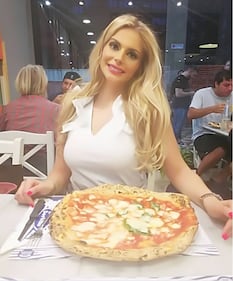 Francesca Cipriani, topless esplosivo per i fan 11