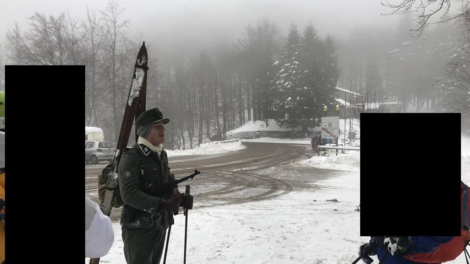 Una sciata vestiti da nazisti nella Giornata della Memoria