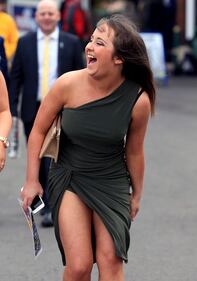 Alcol, follia e scollature trash. Ecco il Grand Nationale Horse Racing festival 8