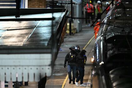 Attacco al coltello nei pressi di Londra: le immagini 8