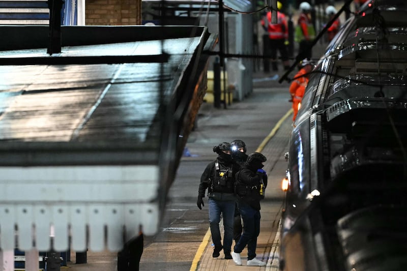 Attacco al coltello nei pressi di Londra: le immagini 8