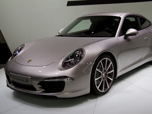 I lavoratori sono senza stipendio, l'amministratrice si compra la Porsche