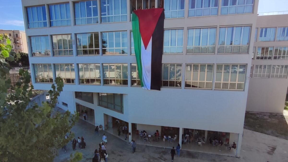 Palermo, spunta una maxi-bandiera della Palestina alla facoltà di Architettura