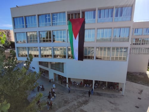 Palermo, spunta una maxi-bandiera della Palestina alla facoltà di Architettura