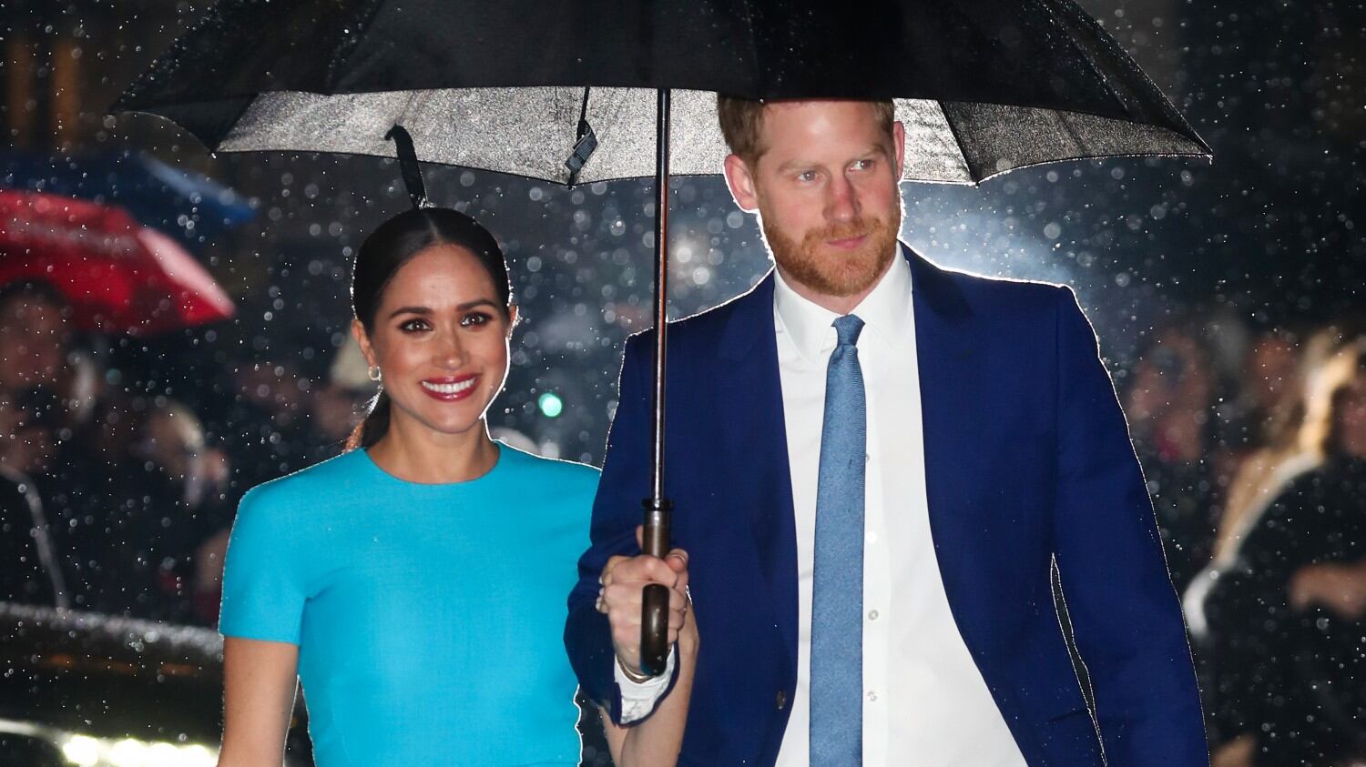 Meghan torna a Londra e incanta di nuovo gli inglesi