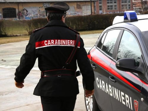 Milano: esplosa rissa con spranghe e bottiglie in centro, caos tra le auto