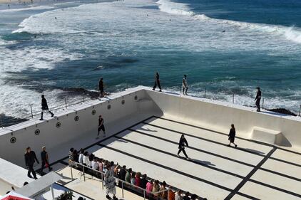 In Australia le modelle sfilano in riva al mare 11