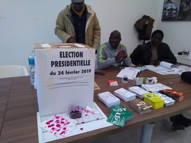 In fila per votare per le elezioni in Senegal  6