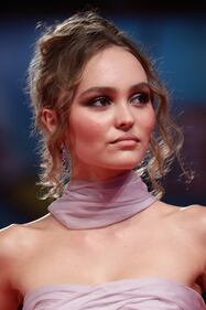 Lily-Rose Depp è la regina del red carpet di Venezia 76 2