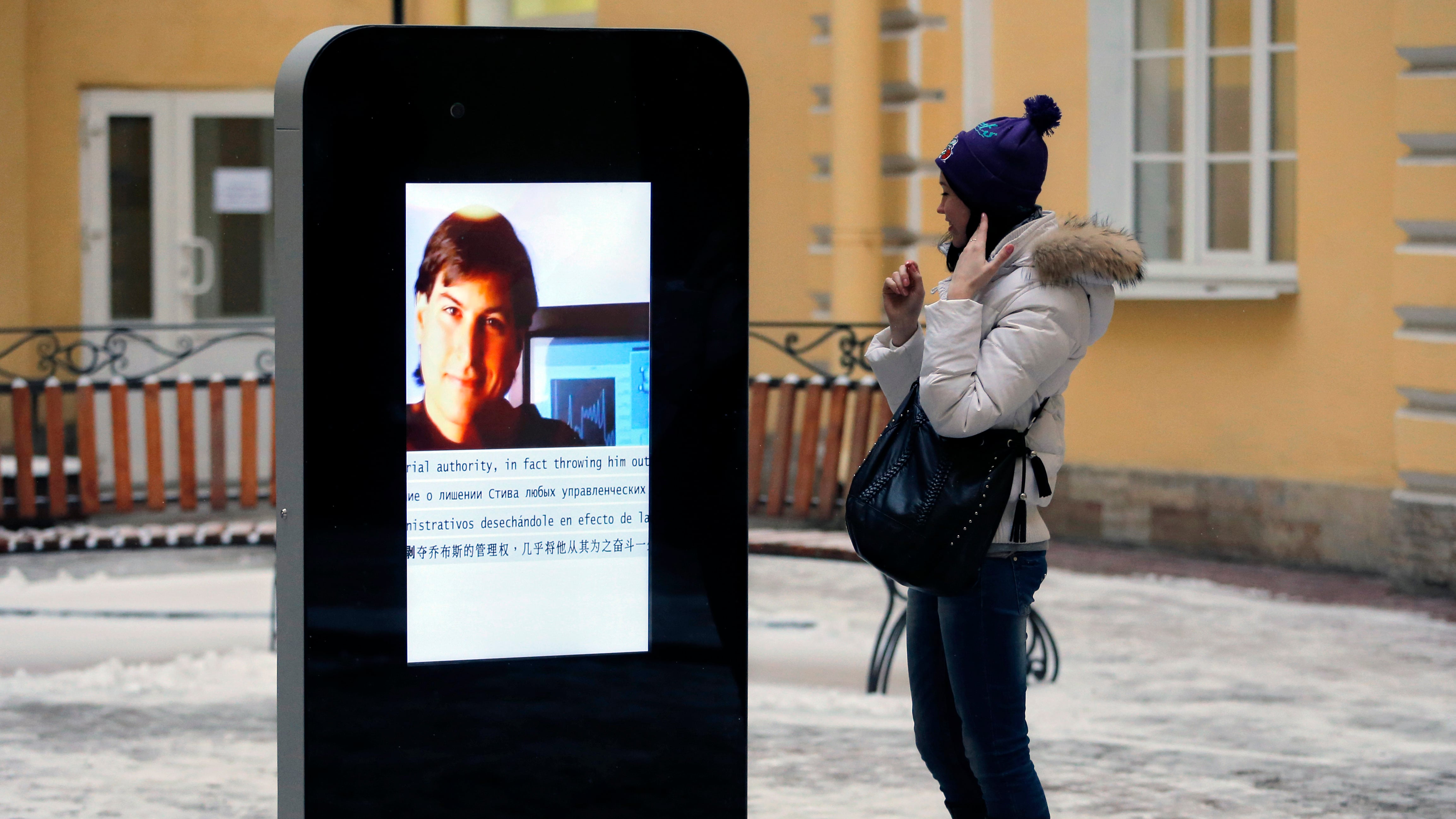 "Tim Cook è gay": San Pietroburgo rimuove il monumento a Steve Jobs