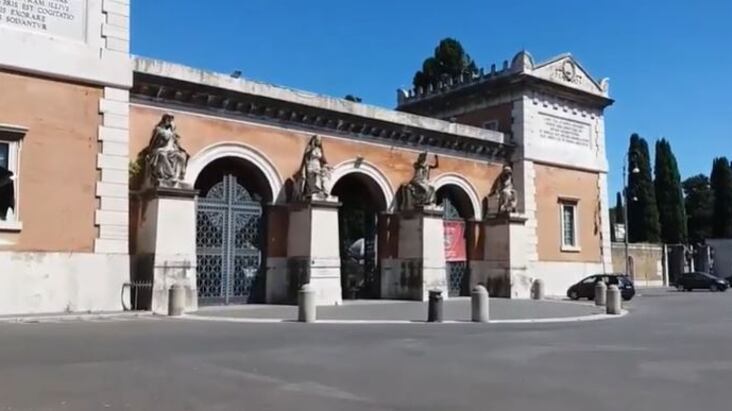 Il "collezionista di morte": rubava foto (e ceneri) dai cimiteri: "schedate" 375 ragazze
