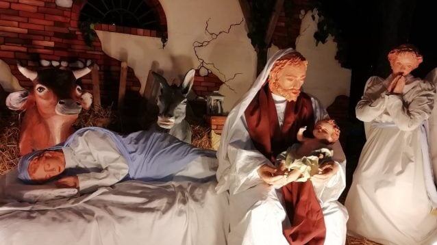 Il presepe alternativo di Cesenatico: San Giuseppe culla Gesù mentre Maria riposa