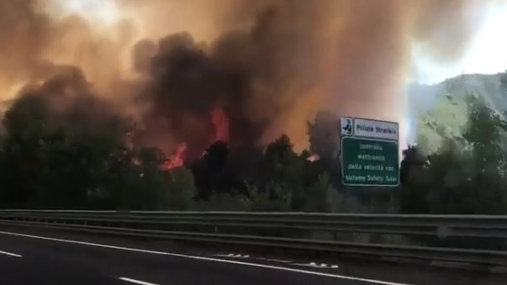 Il fuoco circonda Roma, autostrada in fiamme La settima piaga che colpisce la «Città eterna»